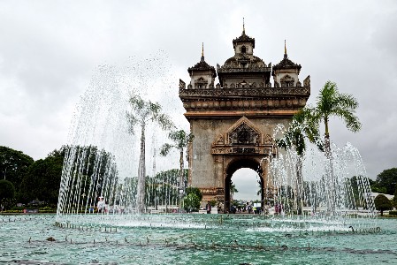 Tor im Brunnen in Vientiane