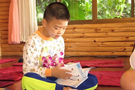 Kind lernt thailändisch zu lesen
